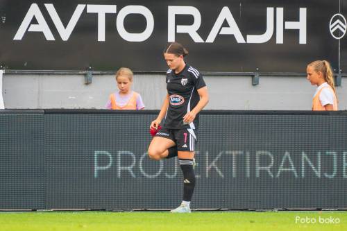 Kapetanka Špela Kolbl je v 62. minuti odšepala z igrišča.
