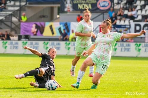 Yana Malakhova in Marcela Kos. Akcijo spremlja Špela Rozmarič.