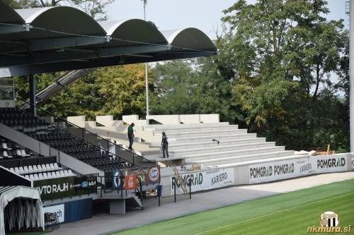 Severozahodna tribuna počasi dobiva podobo.