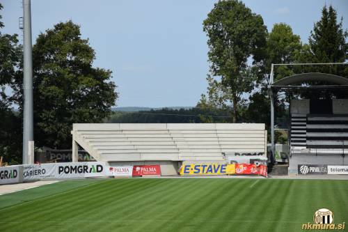 Severozahodna tribuna počasi dobiva podobo.