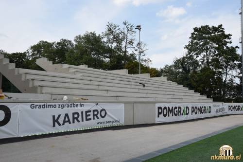 Severozahodna tribuna počasi dobiva podobo.