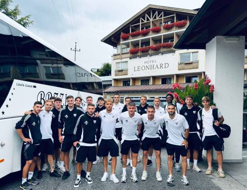 Nogometaši Mure pred hotelom Leonard v Leogangu.