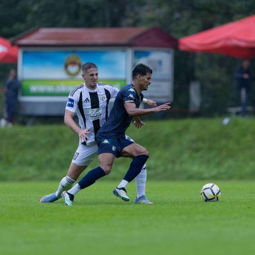 Uttrinek s tekme med Al-Ulo in Muro. Marko Mrvaljević skuša zaustaviti igralca Al-Ule.