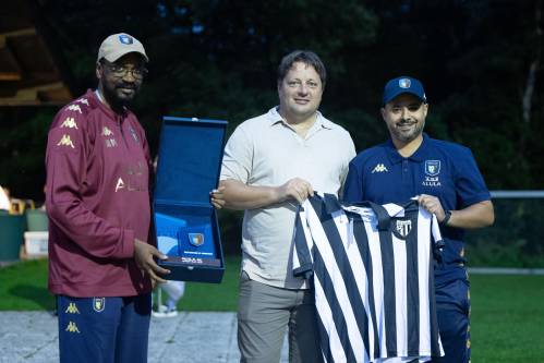 Pred pričetkom tekme sta si kluba izmenjala spominski darili. Na sredini je predsednik Mure Robert Kuzmič.