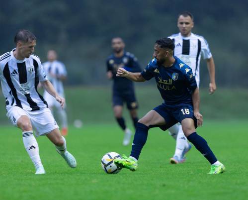 Utrinek z drugega polčasa. Edvin Krupić v dvoboju z igralcem Al-Ule. V ozadju akcijo spremlja Robert Murić.