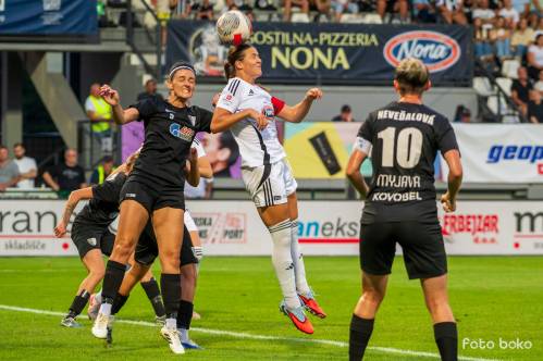 Ana Milović v zračnem dvoboju z Majo Dimitrijević.