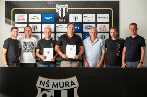 Skupinska fotografija po podpisu sodelovanja. Od leve: Tadej Apatič (športni direktor ND Beltinci), Marian Sluka (vodja nogometne šole Mura), Uroš Tratnjek (generalni sponzor NŠ Aluvar Beltinci) Robert Kuzmič (predsednik Mure), Janez Breznik (predsednik Beltinec), Danijel Brezič (vodja šole Beltinec), Aleš Kegelj (poslovni direktor Mure).