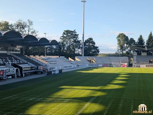 Gradnja severozahodne tribune. Gradnja severozahodne tribune.