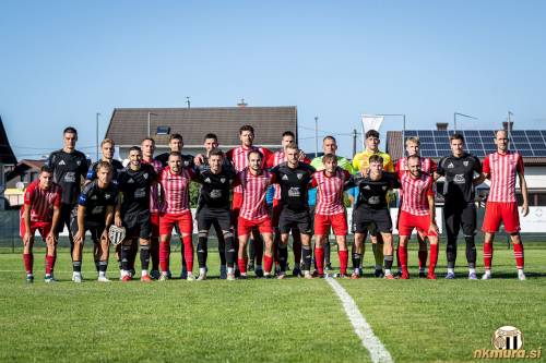 Skupinska fotografija pred tekmo. Zgornja vrsta: Borna Proleta, Aljaž Antolin, Matjaž Vöröš, Nejc Ajhmajer, Alen Korošec, Alex Kodba, David Gjergjek, Nejc Flegar, Nejc Dermastija, Tilen Tomaž Pajnhart, Marko Mrvaljević in Denis Karoli. Spodnja vrsta: Blaž Vereš, Niko Kasalo, Nino Kouter (C), Sašo Radulovič, Žan Flis, Blaž Balažic, Raphael Hofer, Samo Vogrinčič (C), Jaka Domjan in Marko Lapoši.