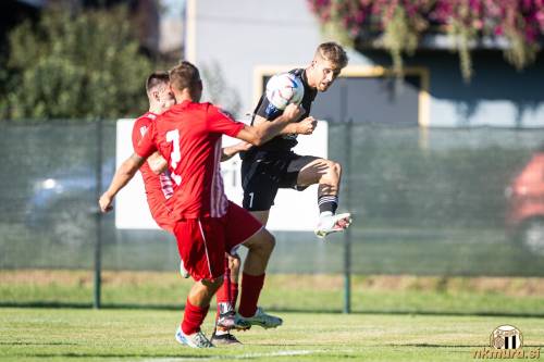 Niko Kasalo med dvema igralcema Bakovec.