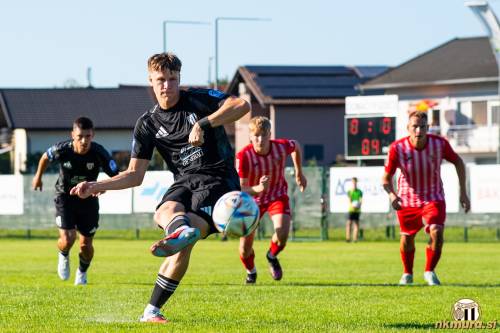 Jaka Domjan je v 5. minuti zastreljal enajstmetrovko.