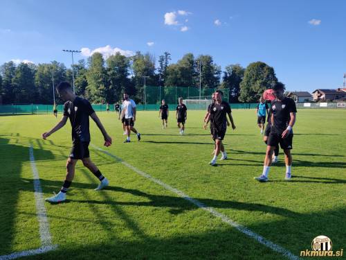 Igralci Mure ob odhodu z ogrevanja.