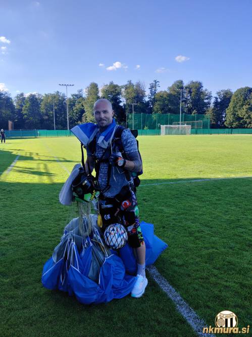 Denis Žilavec je pred pričetkom tekme skočil s padalom in prinesel žogo s katero so igrali tekmo.