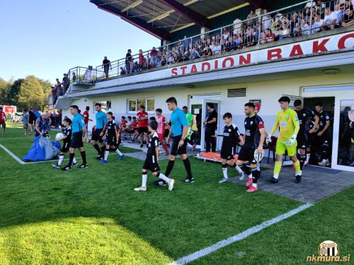 Prihod obeh enajsteric na igrišče.