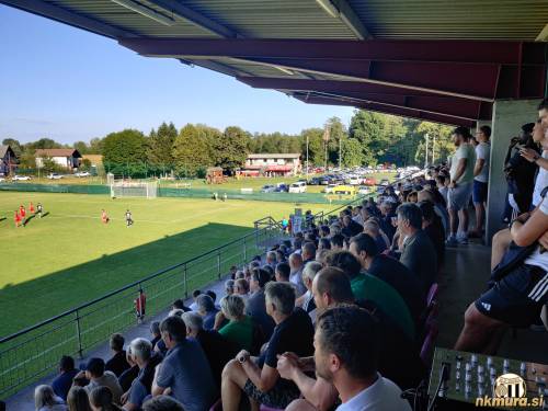 Tekmo si je ogledalo okrog 600 gledalcev.