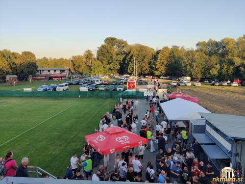 Po koncu tekme se je dogajanje preselilo pred šank.