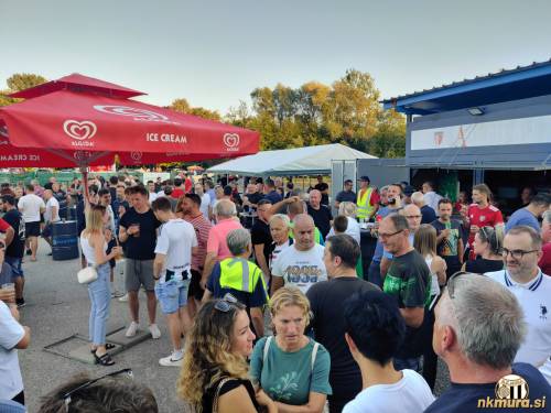 Klepet po koncu tekme.