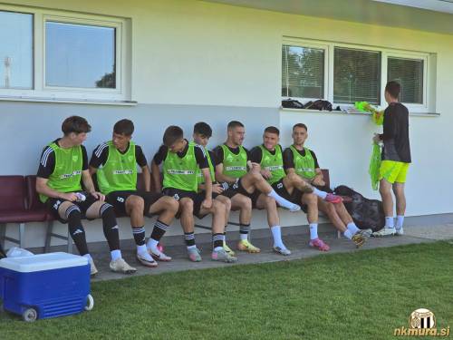 Igralci Mure na rezervni klopi.