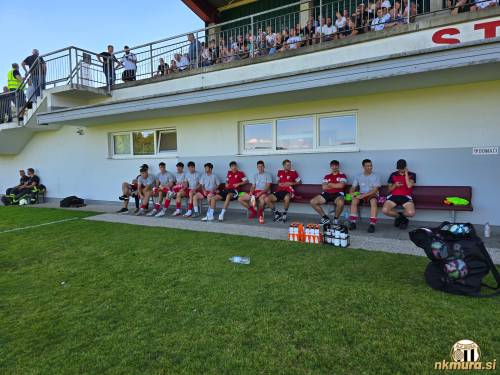 Igralci Bakovec na rezervni klopi.