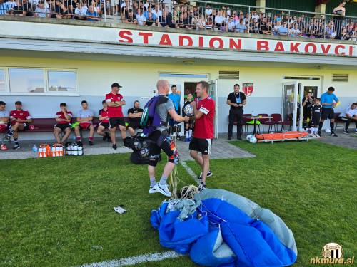 Žogo je "prinesel" nekdanji igralec Mure Denis Žilavec.