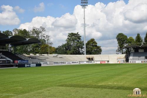 Pogled na severozahodno tribuno. Pogled na severozahodno tribuno.