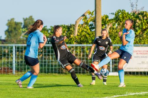 Ana Milović proti Gažonu. Akcijo opazuje Noelle Vilčnik.