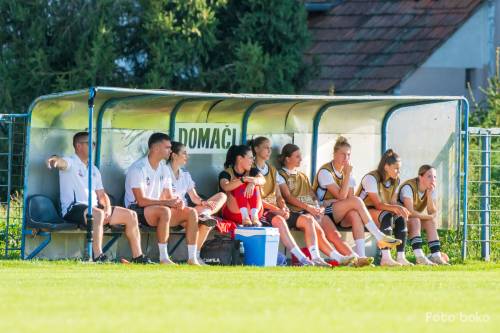 Murina klop na tekmi proti Gažonu. Skrajno levo je trener Vladimir Kokol.