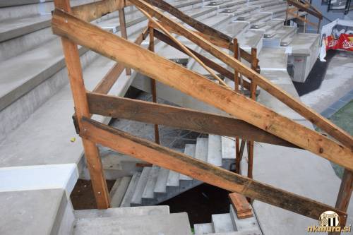 Stopnice, ki vodijo v tribune. Stopnice, ki vodijo v tribune.