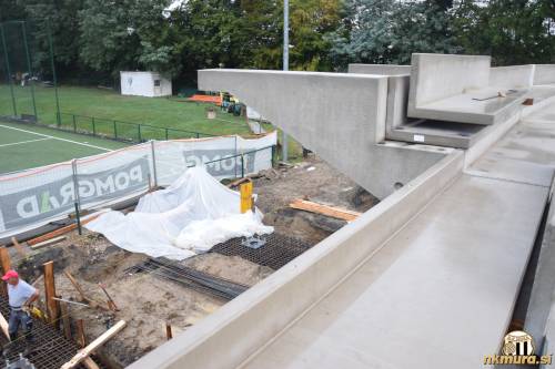 Za tribuno potekajo priprave na betoniranje nosilnih temeljev za streho. Za tribuno potekajo priprave na betoniranje nosilnih temeljev za streho.