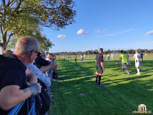 Gledalci spremljajo tekmo Cvena in Mure.