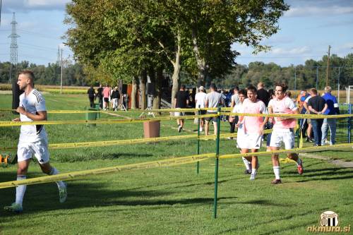 Igralci Mure odhajajo z ogrevanja.