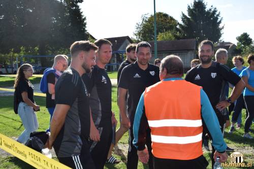 Redar v pogovoru z Murinim strokovnim štabom. Od leve: Martin Cvetič (trener vratarjev), Matjaž Kek (pomočnik trenerja), Ivan Kurtušić (trener) in Srđan Bugarski (pomočnik trenerja).