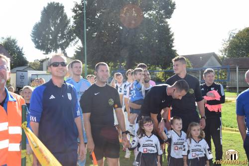 Pred prihodom na igrišče. Vsi smo zrli v nebo in opazovali helikopter, s katerim so pripeljali žogo.