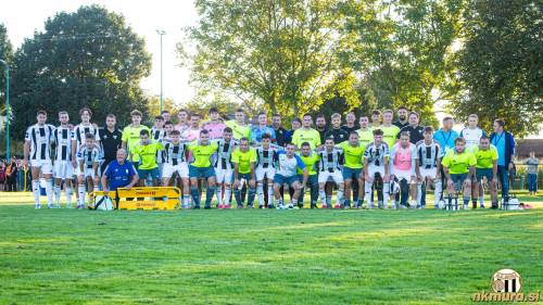 Skupinska fotografija po koncu tekme.