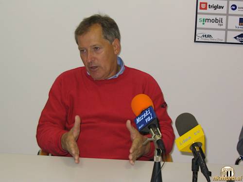 Milan Miklavič na novinarski konferenci.