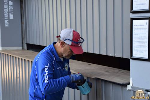 Milan Maligec pri barvanju šanka.