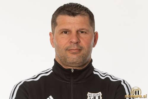 Amir Karić leta 2023 kot trener ženske ekipe Mure.