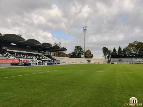 Nova tribuna v kontekstu celotnega stadiona.