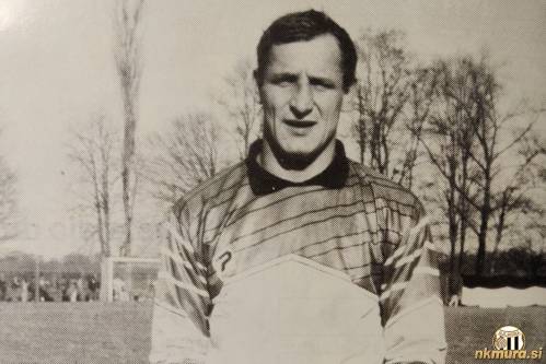 Anto Jakovljević leta 1992 v vratarskem dresu Mure. Fotografija je nastala na Fazaneriji.