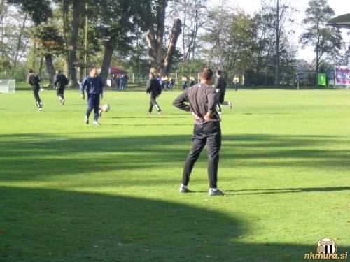 Ogrevanje pred tekmo. V odpredju je vratar Nihad Pejković, k njemu pa prihaja trener vratarjev Robert Volk.