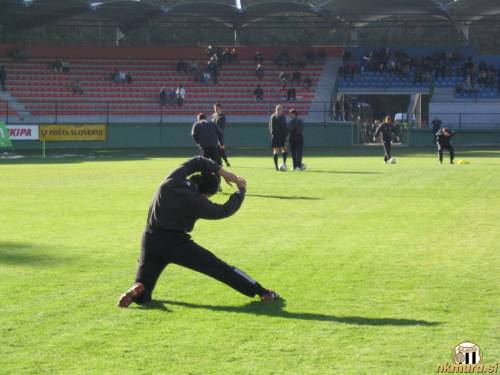 Ogrevanje pred tekmo. Na fotorgafiji je Bekim Kapić.