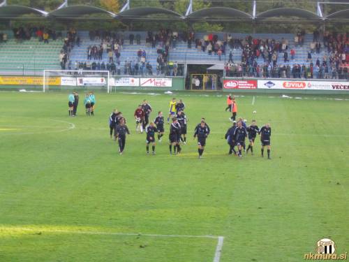 Prihod igralcev k severni tribuni.