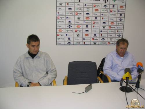 Novinarska konferenca po tekmi. Levo je trener Publikuma Marijan Pušnik, desno pa Mure Milan Miklavič.