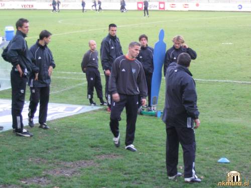 Kondicijski trener Martin Magister (kaže hrbet)  z igralci. Od leve: Aleš Luk, Patrik Ipavec, Sebastjan Vogrinčič, Vladimir Kožul, Denis Žilavec, Aleš Mejač in Franc Cifer.