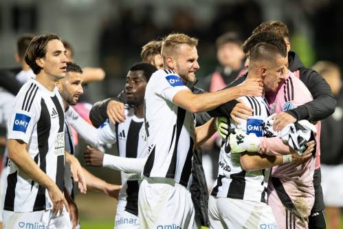 Veselje murašev po zadnjem sodniškem žvižgu. Od leve: Turudija, Kouter, Sana, Hofer, Vizinger. Veselje murašev po zadnjem sodniškem žvižgu. Od leve: Turudija, Kouter, Sana, Hofer, Vizinger.