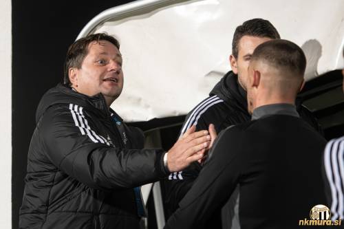 Robert Kuzmič in Luka Bobičanec. V ozadju je športni direktor Grega Ciglar.