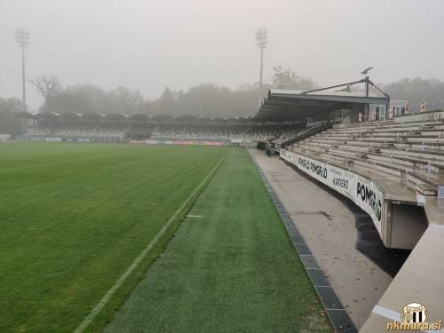 Severozahodna tribuna.