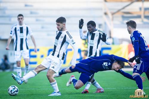 Alen Korošec. Zraven njega je Faad Sana.