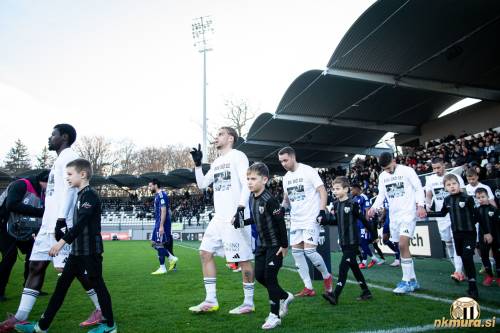 Nogometaši Mure so na igrišče prišli v majicah z napisom "Bobi, drži se!".