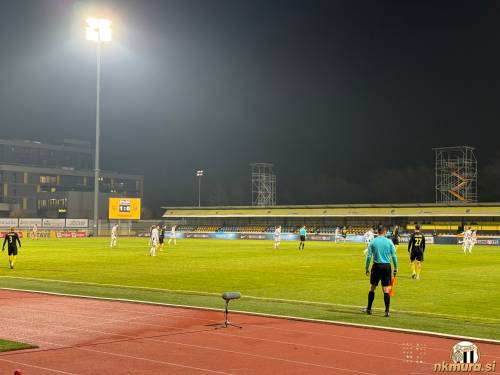 Trenutek iz prvega polčasa, ko je na semaforju še pisalo 1:0 za Radomlje.